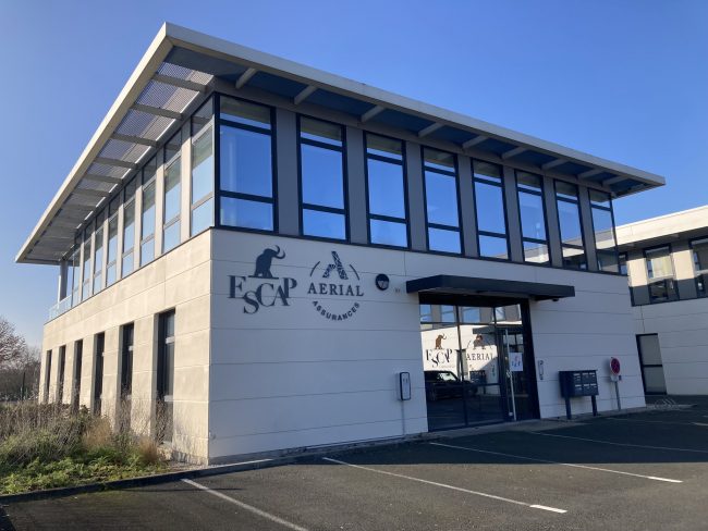 Photo de notre bâtiment Photo de notre bâtiment à Beaucouzé, bâtiment moderne à toit plat avec nos logos